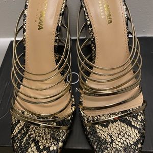 FashionNova Size 9 Gold